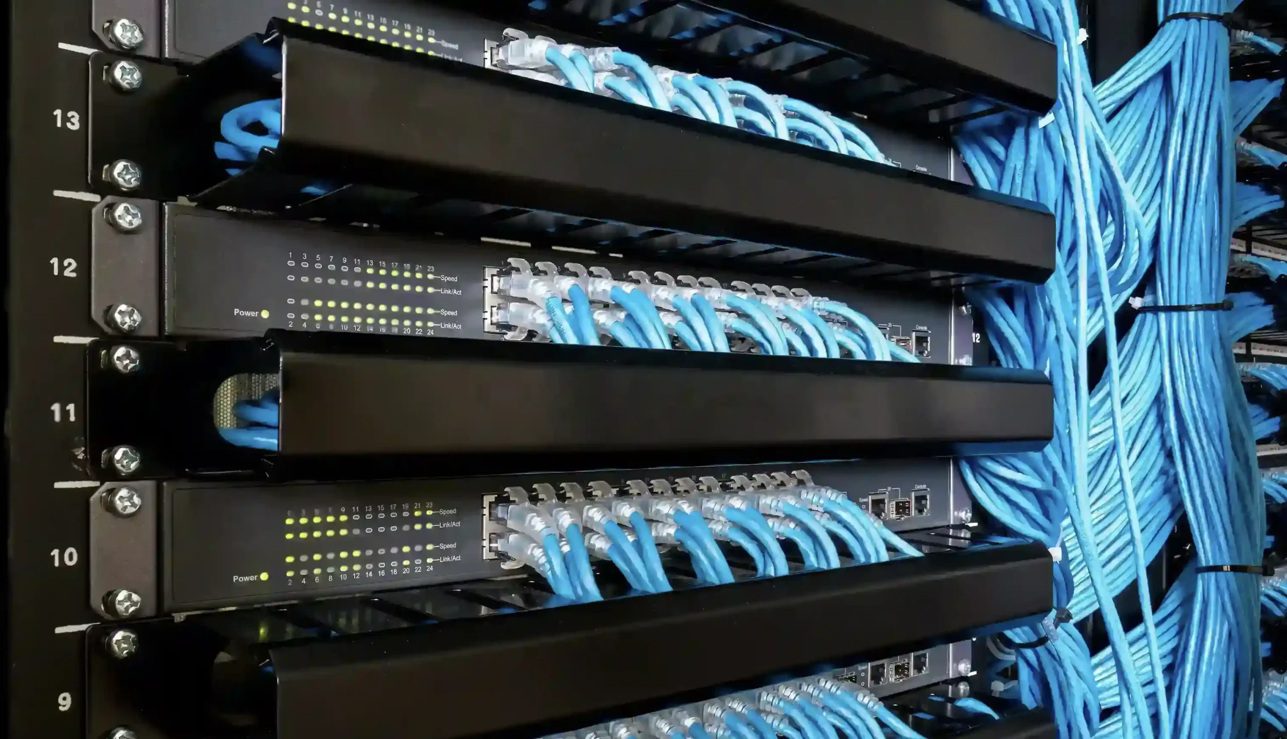 Rack con ordenamiento y etiquetado profesional