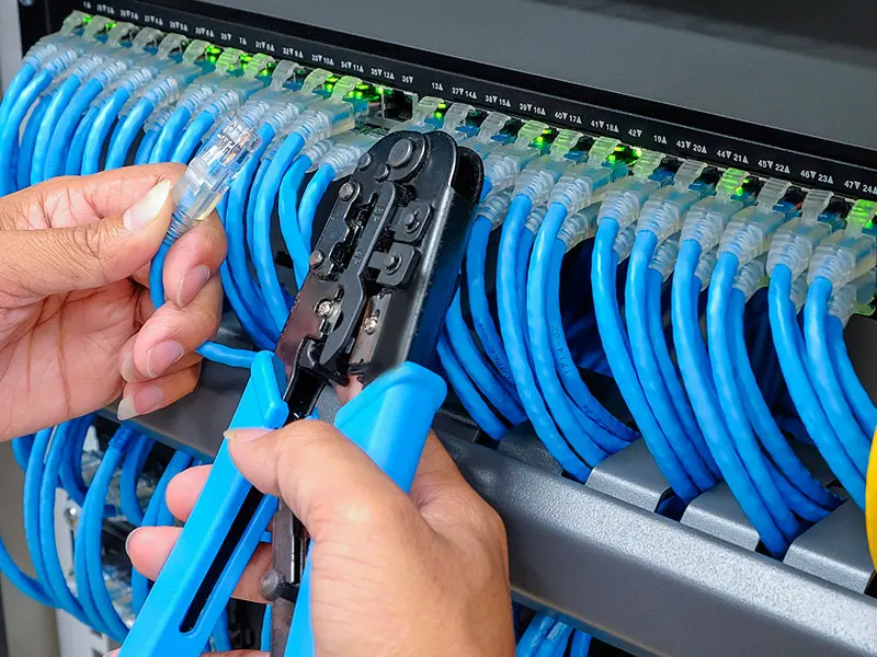 Cableado Cat6A y rack organizado